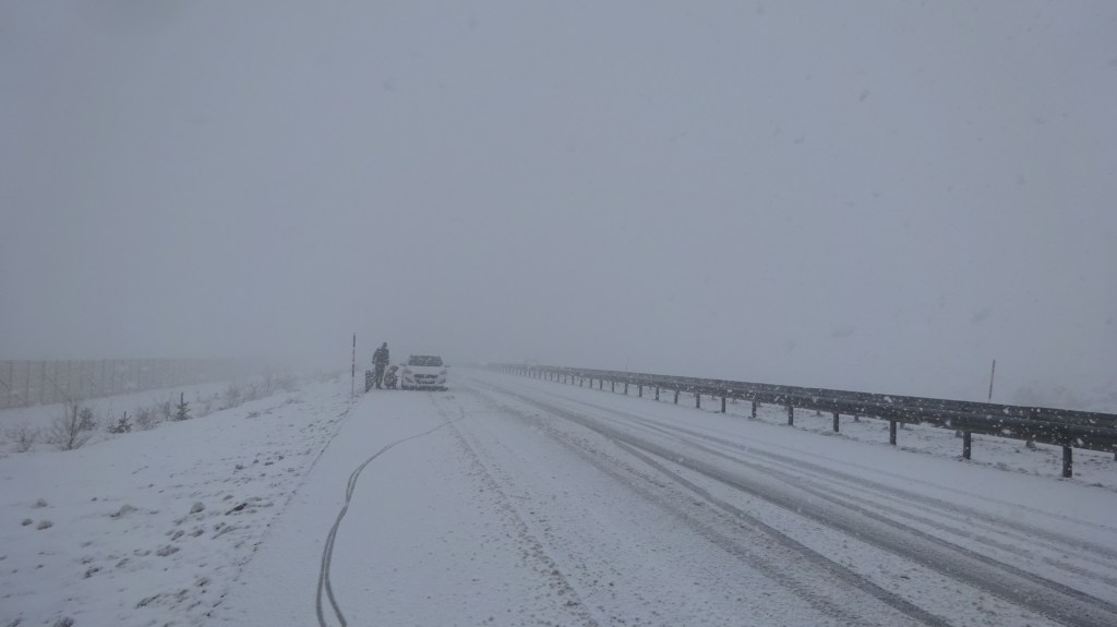 kurzer Pitstop zum Schneeketten aufziehen